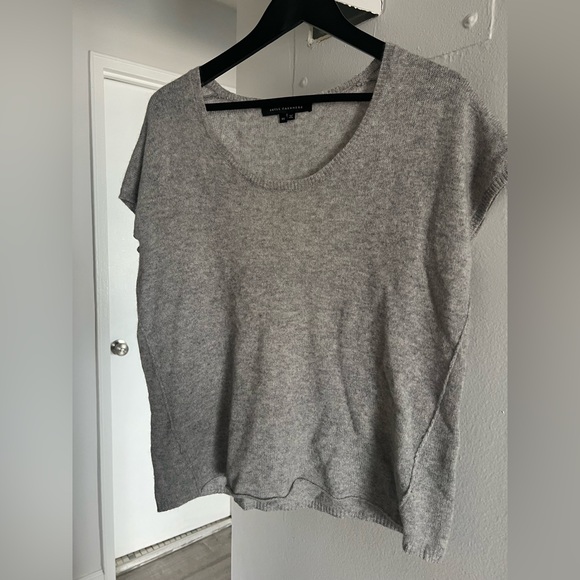 Skull Cashmere 100% cashmere short sleeve grey with skull on back. Size XS - Picture 3 of 3